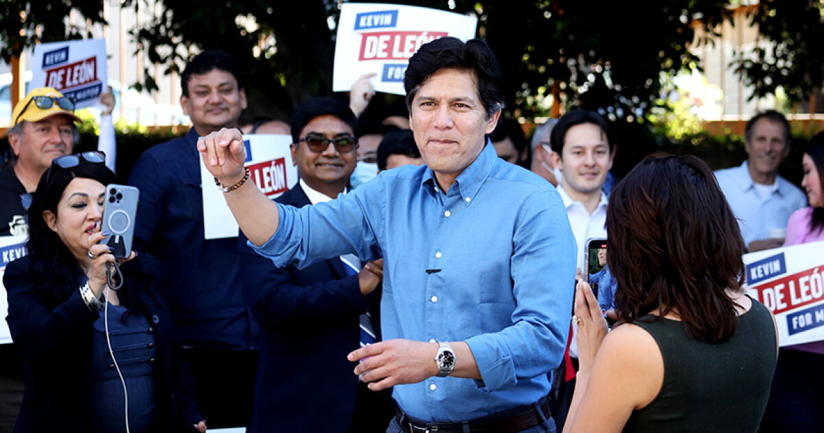Column: Kevin De León says he’s sorry but won’t resign. Stop gaslighting L.A.