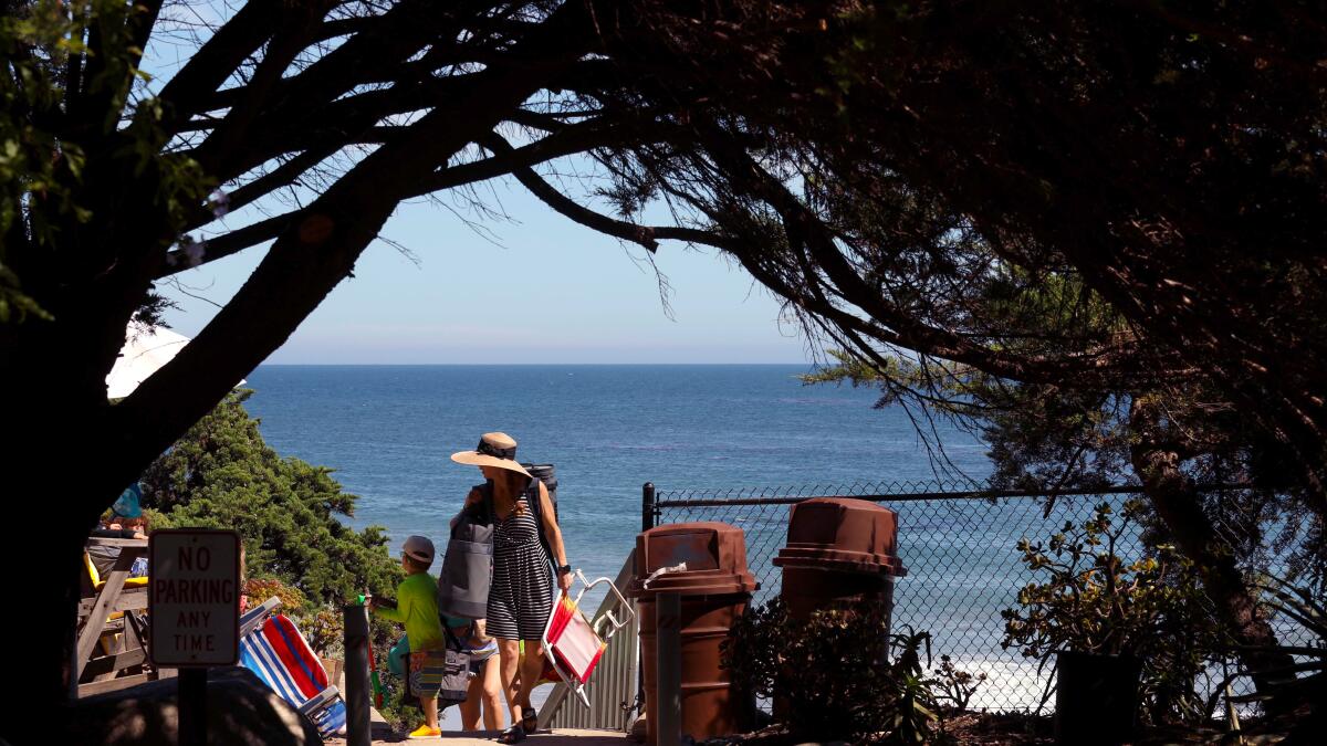 Malibu takes down beach access signs - Los Angeles Times