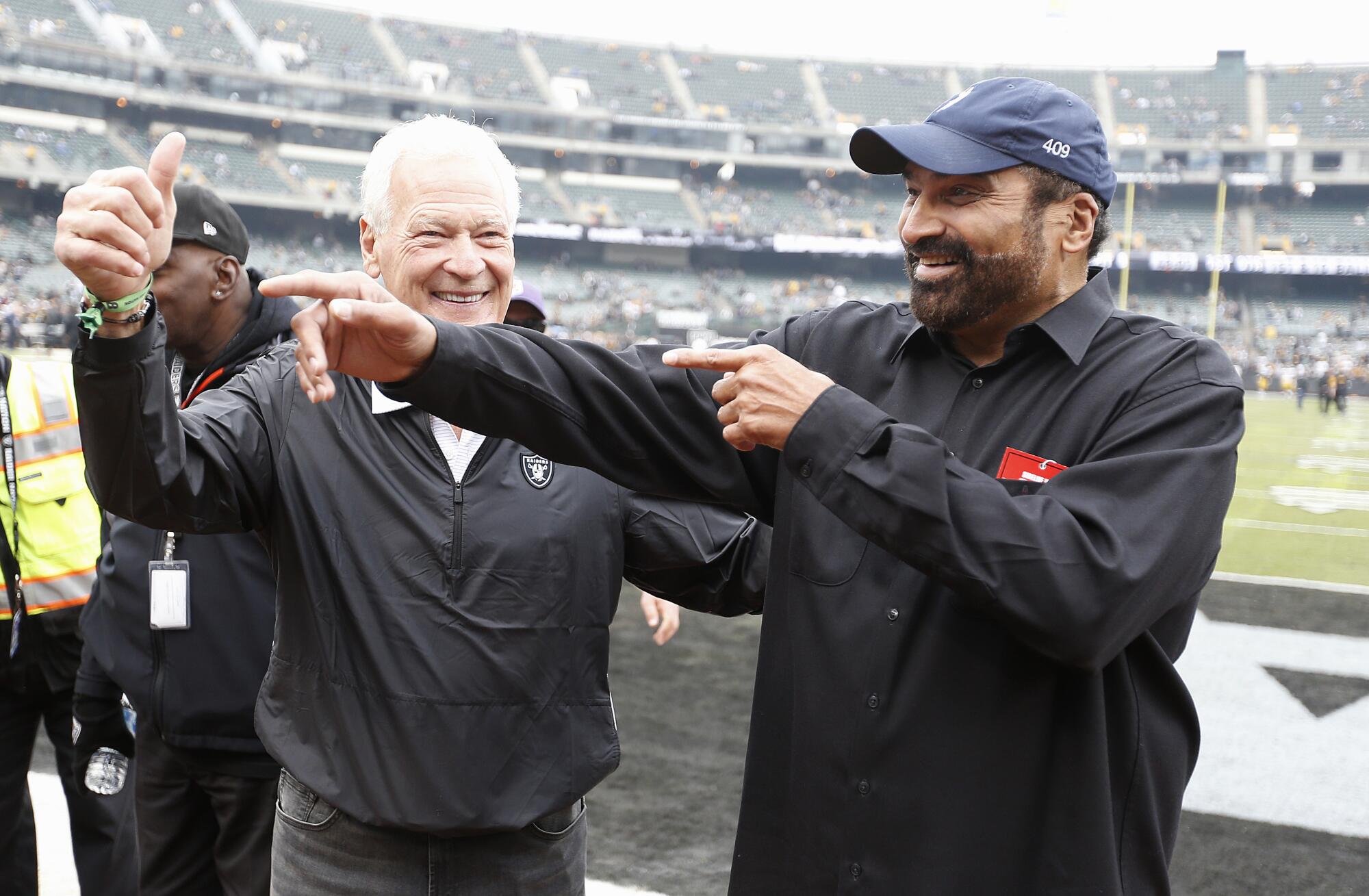 Steelers players and coaches arrive to game wearing Franco Harris