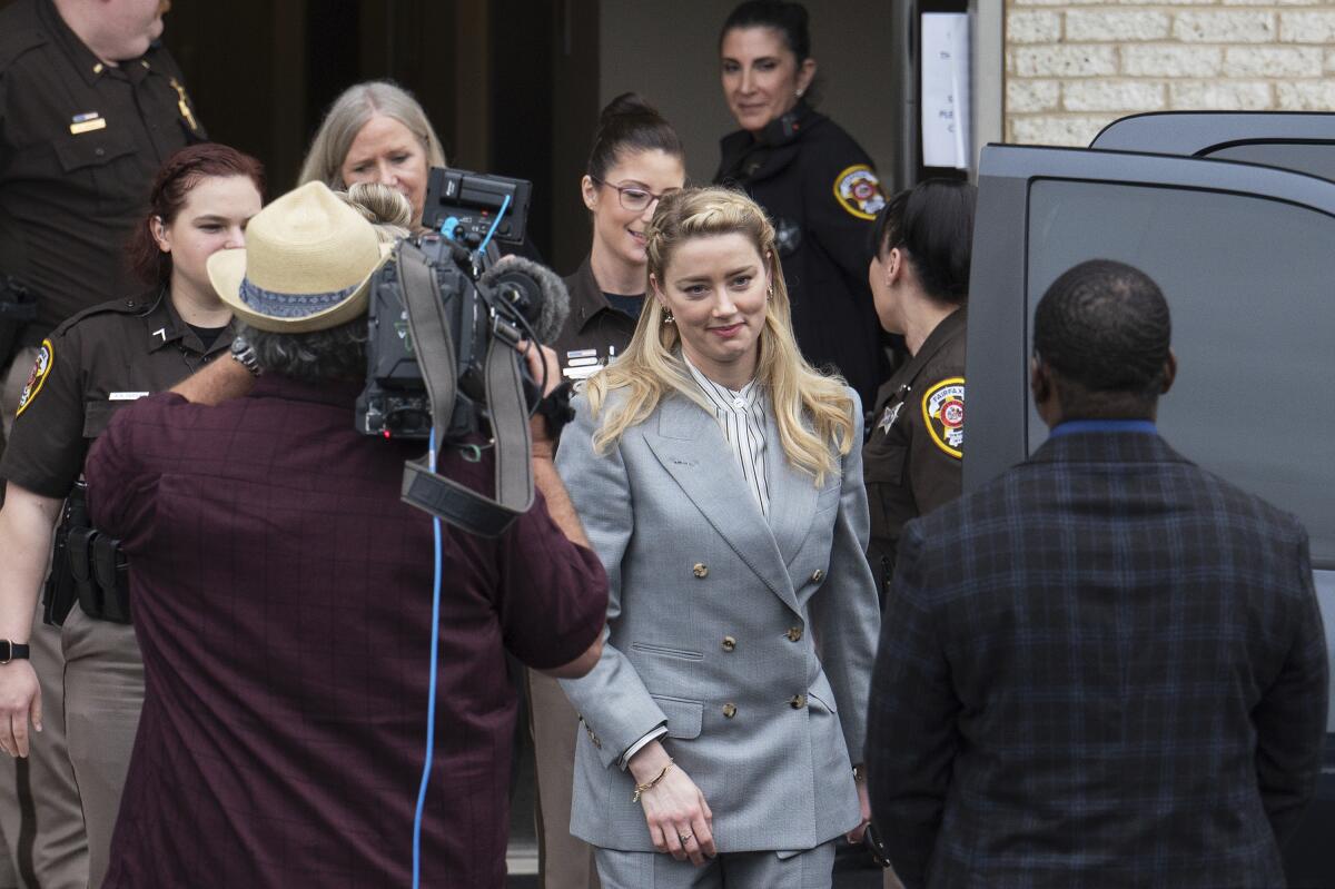 La actriz Amber Heard sale del Tribunal del Condado de Fairfax el viernes 27 de mayo de 2022 en Fairfax, Virginia. 