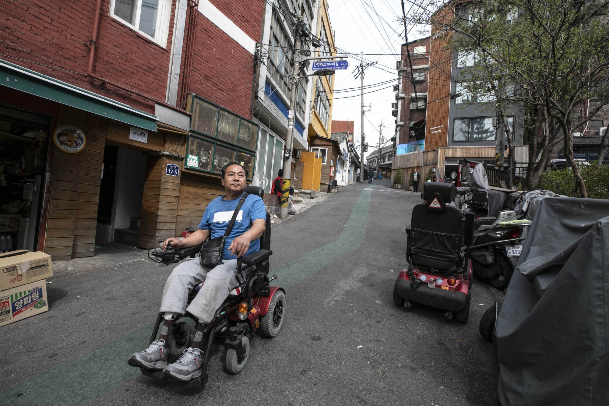 Mr. Yoon Yong-ju, representative of the neighborhood community center in Jjokbangchon in Dongja-dong,