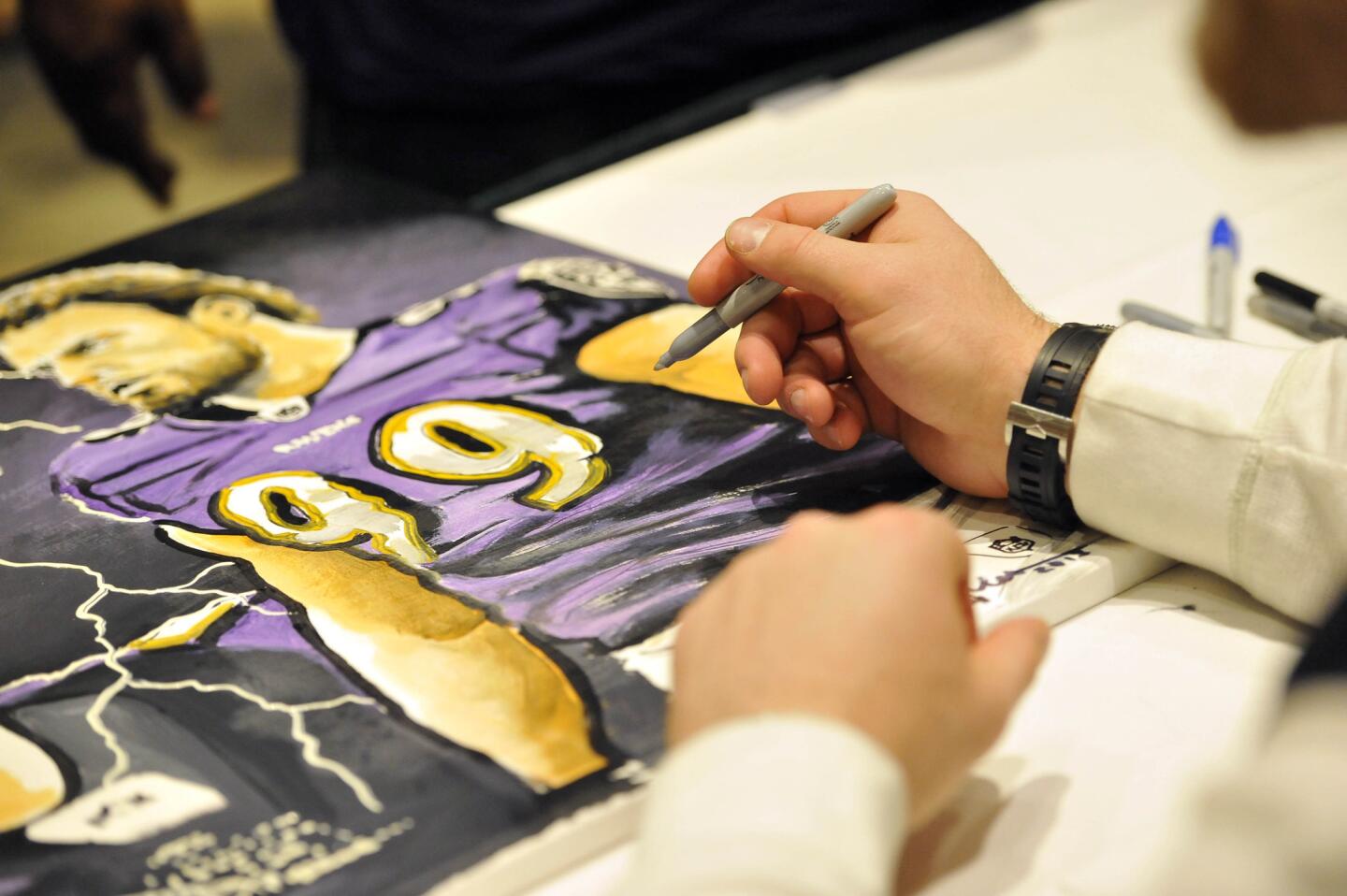 Ravens sign autographs