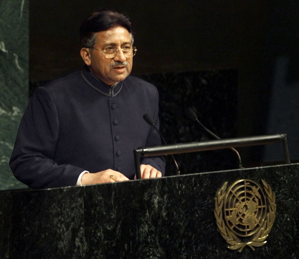 ARCHIVO - El presidente de Pakistán, el general Pervez Musharraf, se dirige a la Asamblea General de Naciones Unidas el 10 de noviembre de 2001 en la sede de Naciones Unidas en Nueva York. El general Pervez Musharraf, que ascendió al poder en un golpe de Estado sin derramamiento de sangre y después lideró a Pakistán para asistir a regañadientes en la guerra estadounidense en Afganistán contra el Talibán, ha muerto, según dijo una funcionaria el domingo 5 de febrero de 2023. Tenía 79 años. (AP Foto/Beth Keiser, Archivo)
