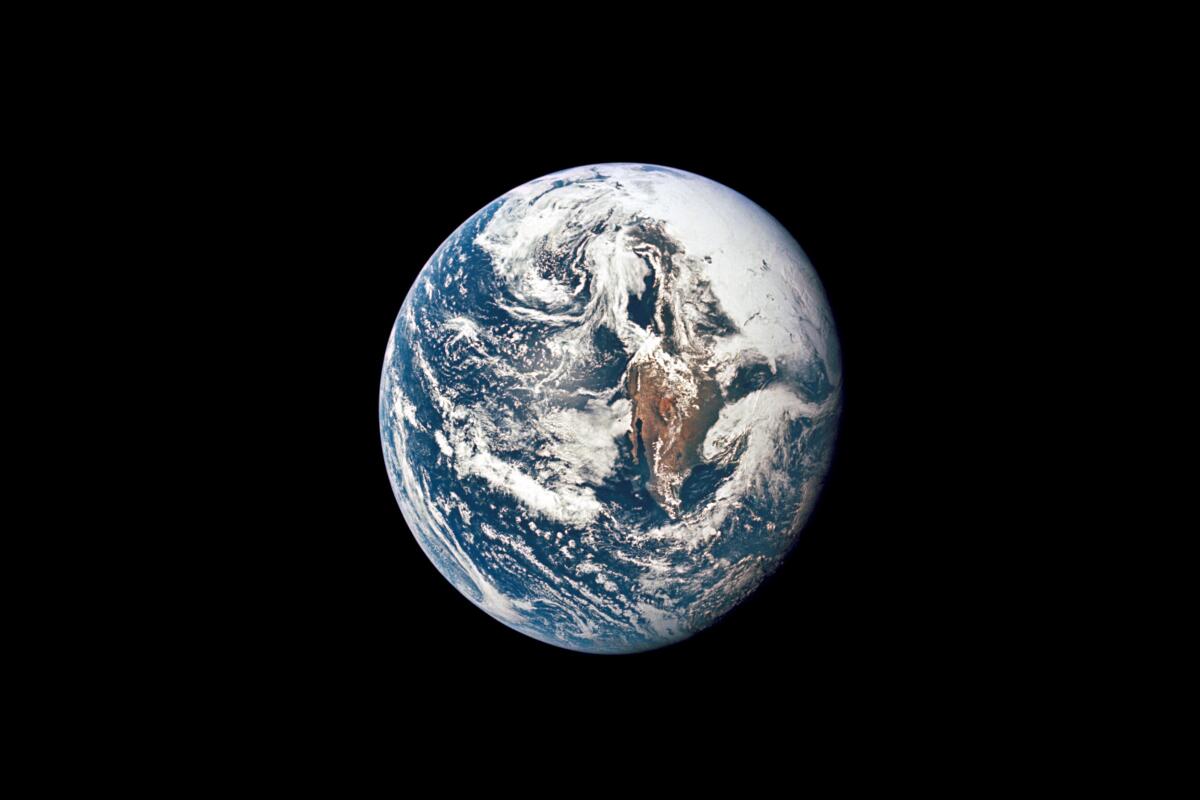 Foto de la NASA muestra la Tierra fotografiada desde la nave Apollo 10.