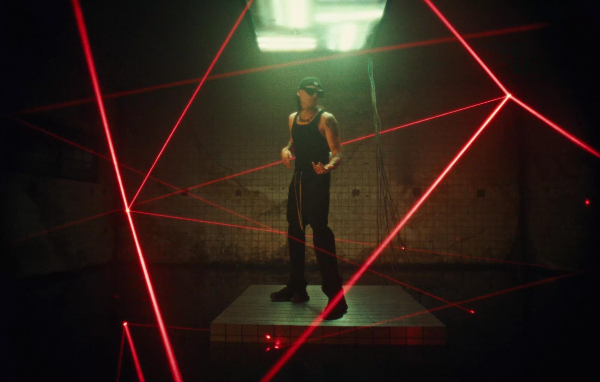 Peso Pluma en una de las escenas del video "Peligro".