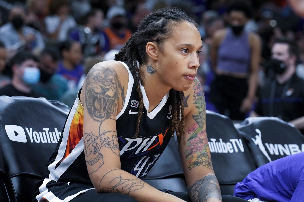 ARCHIVO - Brittney Griner, del Mercury de Phoenix, ve las acciones en un partido ante el Sky 