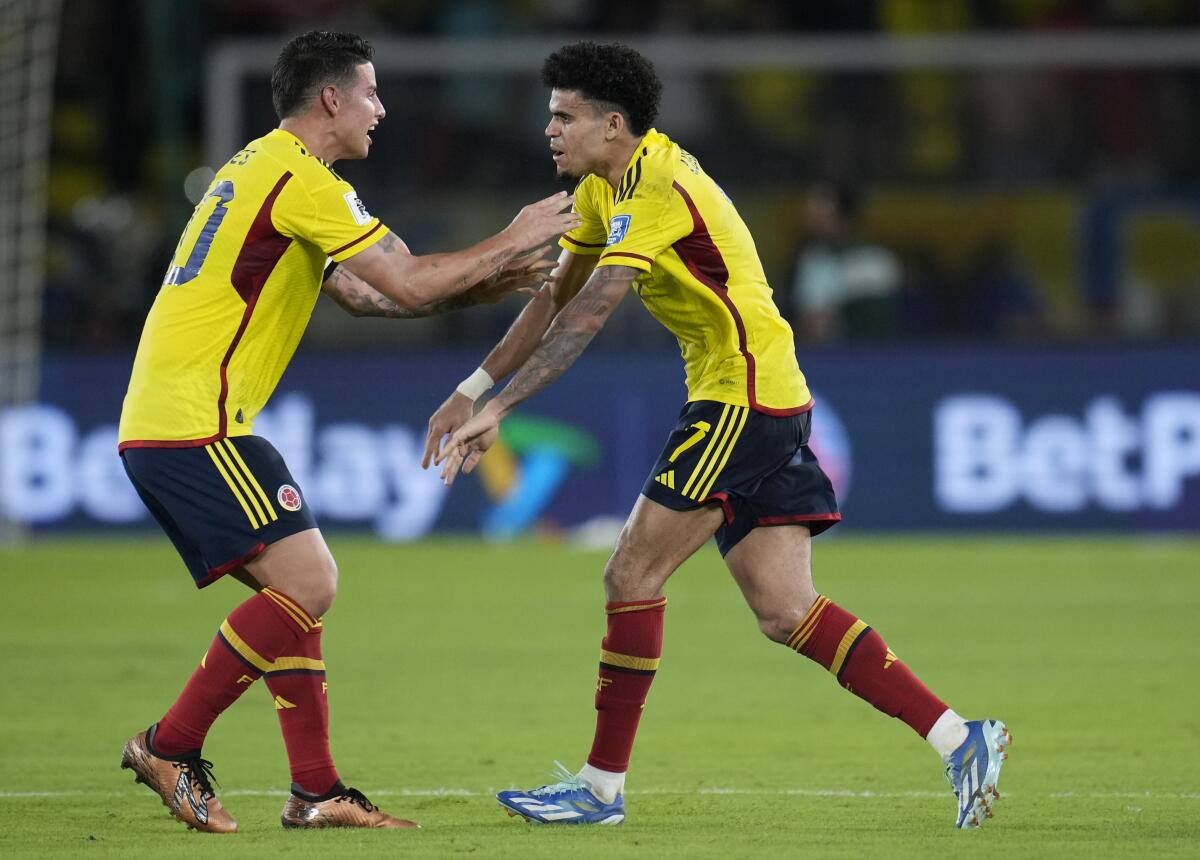 Luis Díaz (derecha) celebra con James Rodríguez tras anotar el segundo gol de Colombia