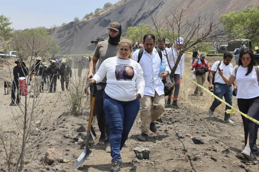 ARCHIVO - La activista Ceci Flores, líder del grupo "Madres Buscadoras de Sonora" del norte de México, camina cargando una pala al lugar donde afirma que su equipo encontró un vertedero clandestino de cadáveres en Tláhuac, en las afueras de Ciudad de México, el 1 de mayo de 2024. (AP Foto/Ginnette Riquelme, archivo)