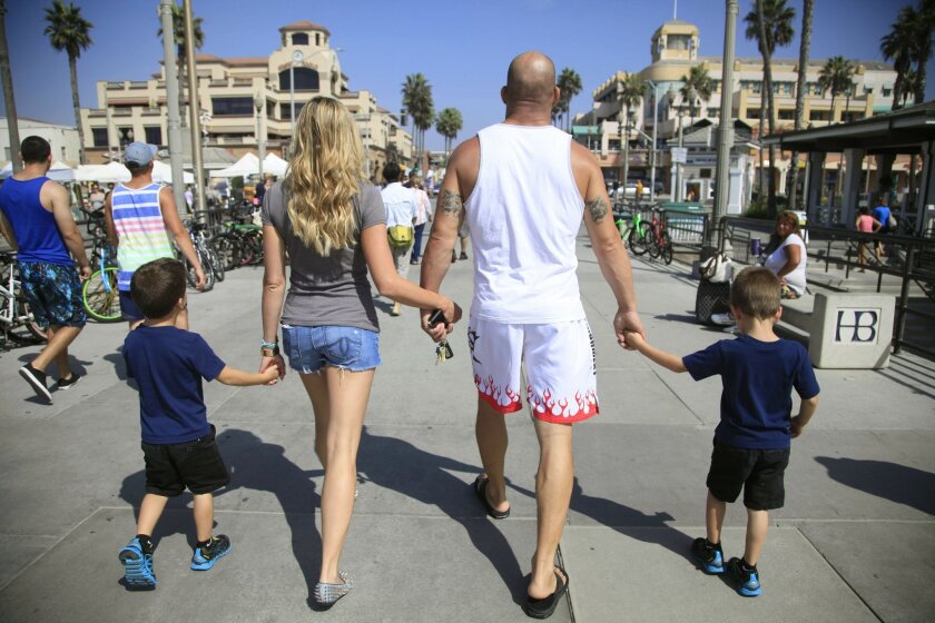 11 października 2014 Huntington Beach, CA- Tito Ortiz i jego dziewczyna Amber Nichole Miller spacerują po molo w Huntington Beach ze swoimi synami Jesse,po prawej i Journey, po lewej. Fot. David Brooks/ U-T San Diego MANDATORY PHOTO CREDIT DAVID BROOKS / U-T SAN DIEGO; ZUMA Press.