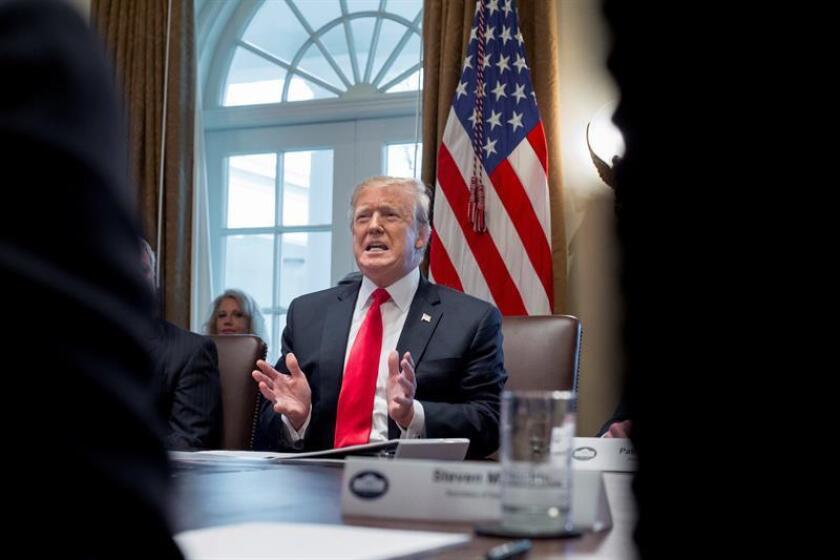 El presidente de Estados Unidos, Donald J. Trump, asiste a una reunión con miembros de su gabinete en la Casa Blanca, Washington (Estados Unidos). EFE/Archivo