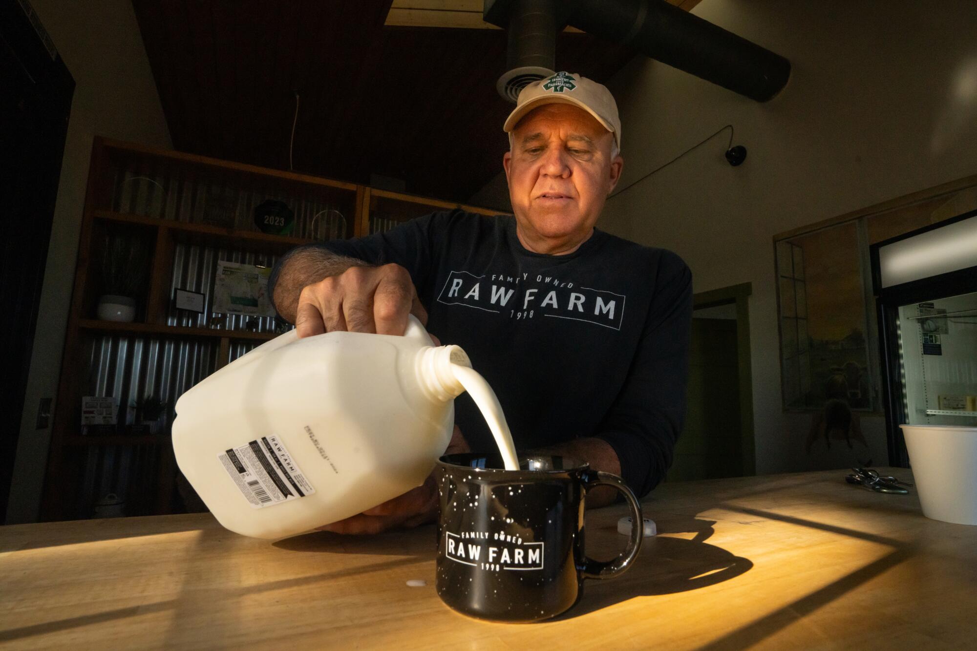 Ele diz que sinalizou surto de H5N1 em rebanho bovino, mas foi ignorado 19 Um homem despeja leite de uma jarra de plástico.