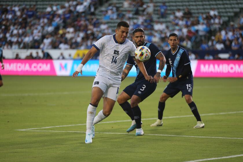 Steven Vásquez, de El Salvador, controla el balón ante la marca de Carlos Estrada y Allen Yañes, de Guatemala.