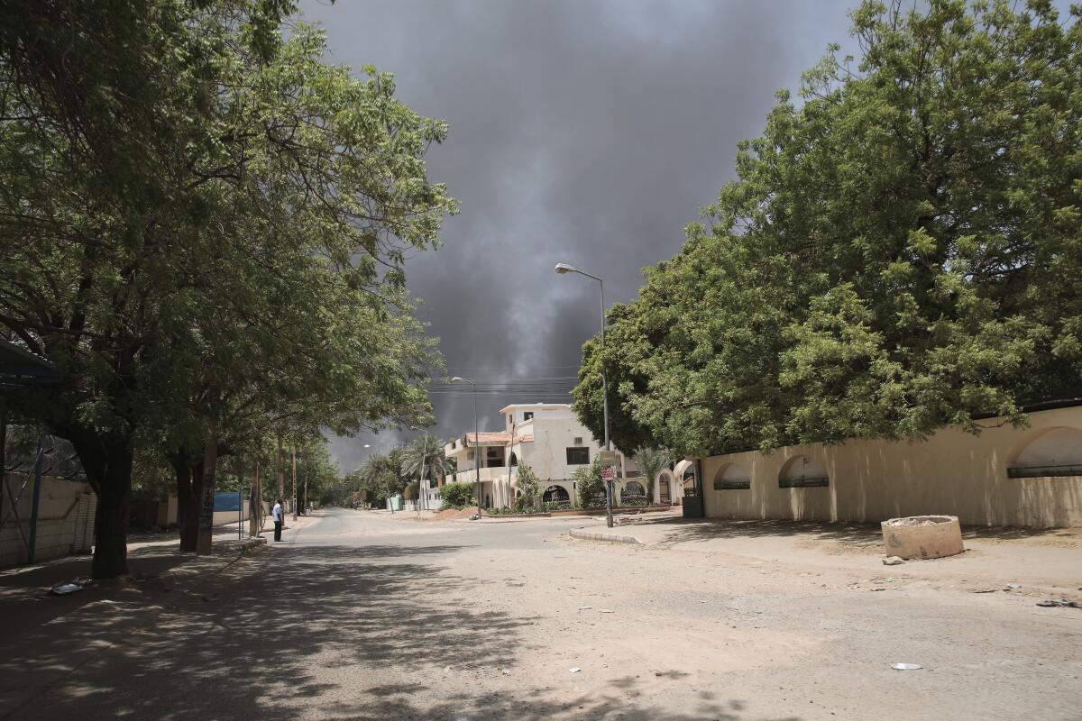 En esta fotografía del sábado 15 de abril de 2023, captada desde un vecindario en Jartum, Sudán,