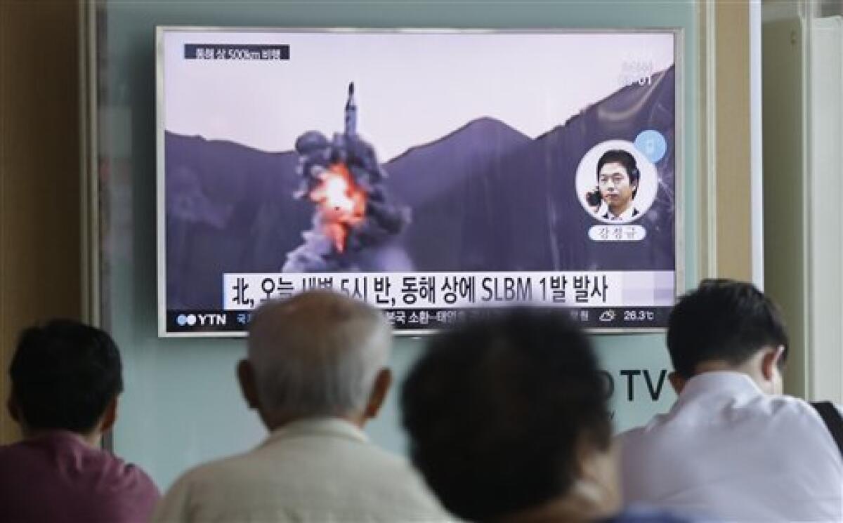 Algunas personas observan por televisión un noticiero que transmite una grabación de archivo de un misil balístico de Corea del Norte que esta nación afirma que lanzó desde un submarino, en una estación de tren en Seúl, Corea del Sur, el miércoles 24 de agosto de 2016.