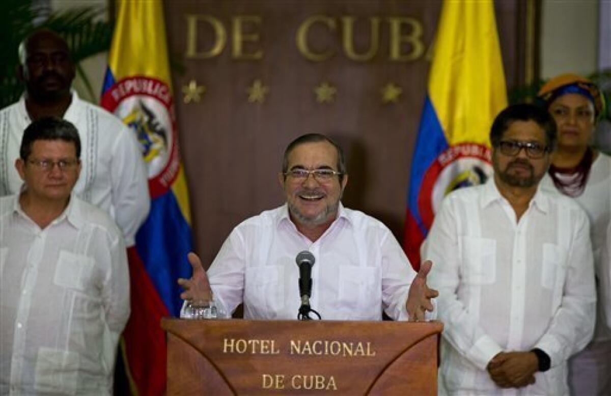 Rodrigo Londoño, mejor conocido como Timochenko o Timoleón Jiménez, comandante de las Fuerzas Armadas Revolucionarias de Colombia, habla ante la prensa acompañado por Iván Márquez, derecha, principal negociador de las FARC, y Pablo Catatumbo, izquierda, jefe del Bloque Occidental de esa guerrilla, en La Habana, Cuba, el domingo 28 de agosto de 2016. Timochenko dijo que sus combatientes iniciarán un cese del fuego permanente a partir del primer minuto del lunes.