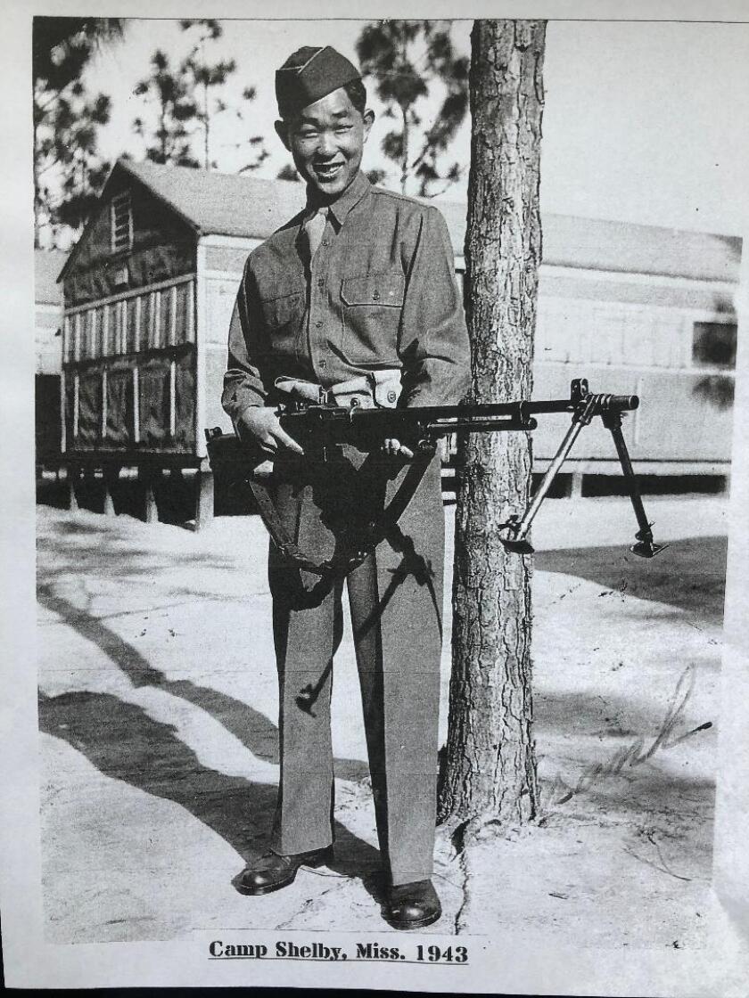 Frank Wada photographié au Camp Shelby, Mississippi, en train de s'entraîner au combat pendant la Seconde Guerre mondiale.