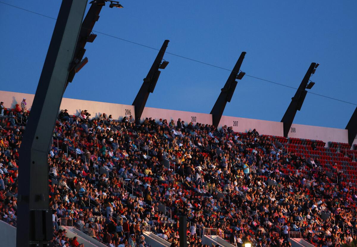 Les fans regardent Jason Mraz se produire au Snapdragon Stadium.
