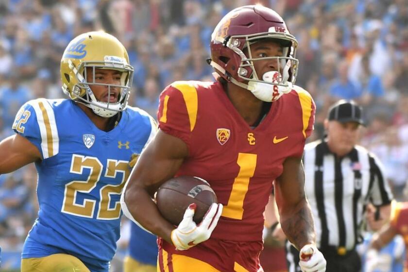 PASADENA, CALIFORNIA OCTOBER 17, 2018-USC receiver Velus Jones Jr. sprints to the end zone for a touchdown as UCLA defensive back Nate Meadors gives chase in the 2nd quarter at the Rose Bowl Saturday. (Wally Skalij/Los Angeles Times)