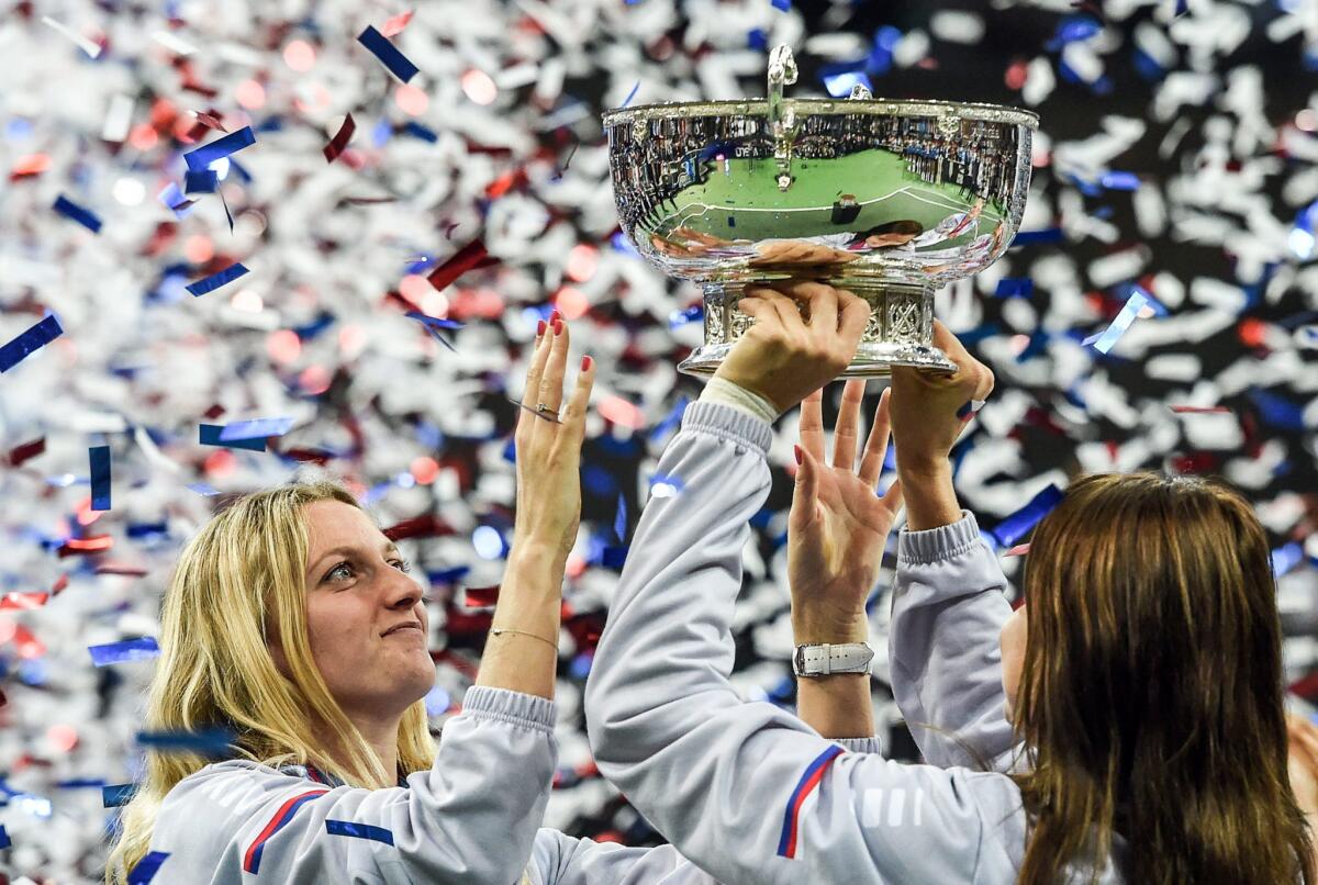 _FIS_7870. Prague (Czech Republic), 15/11/2015.- Czech Republic's Petra Kvitova (L) and Lucie Safarova (R) hold the trophy after beating Russia in the Tennis Fed Cup World Group Final in Prague, Czech Republic, 15 November 2015 (Tenis, Praga, Rusia) EFE/EPA/FILIP SINGER ** Usable by HOY, FL-ELSENT and SD Only **