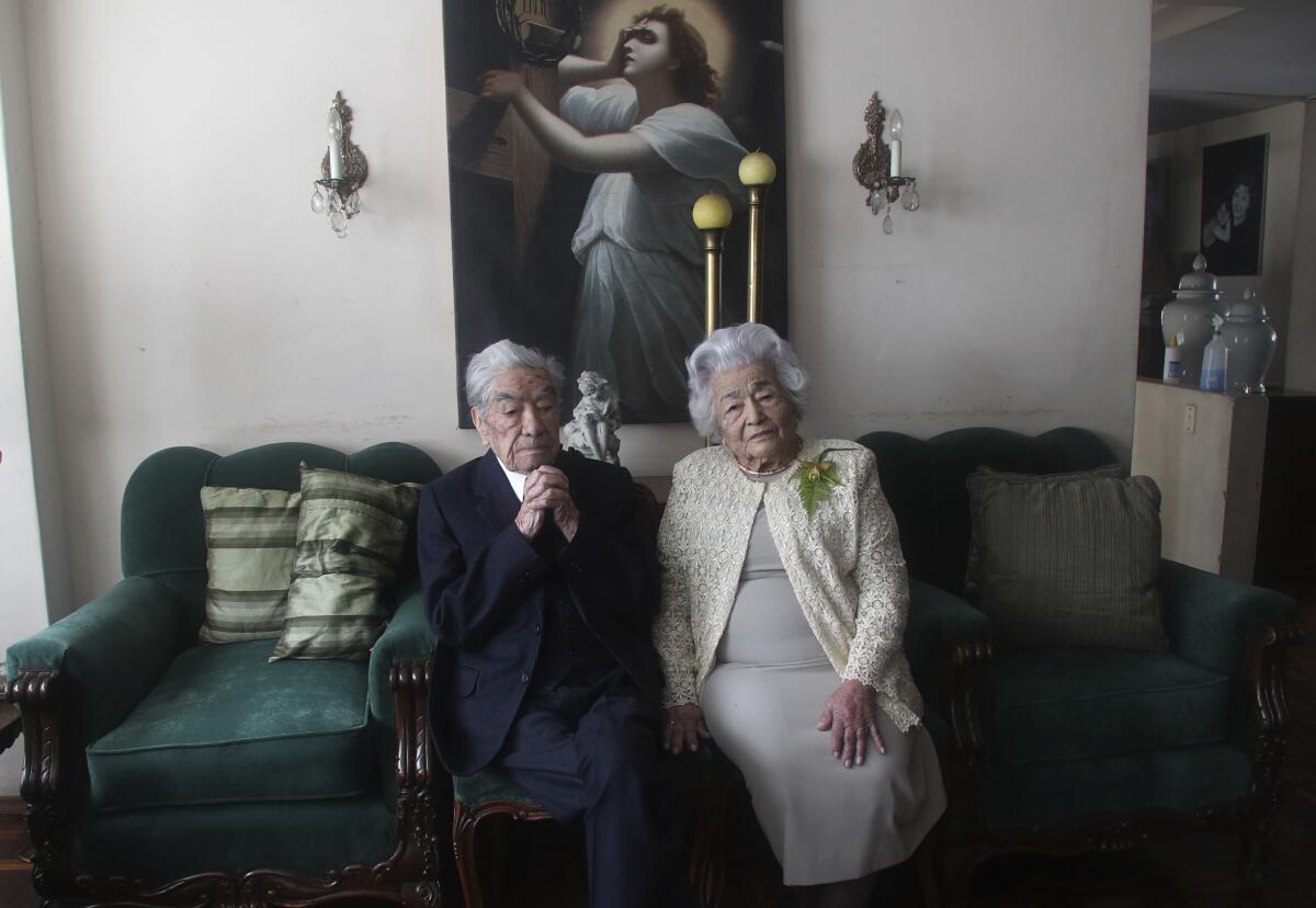 Los esposos Julio Mora Tapia, de 110 años, Waldramina Quinteros, de 104