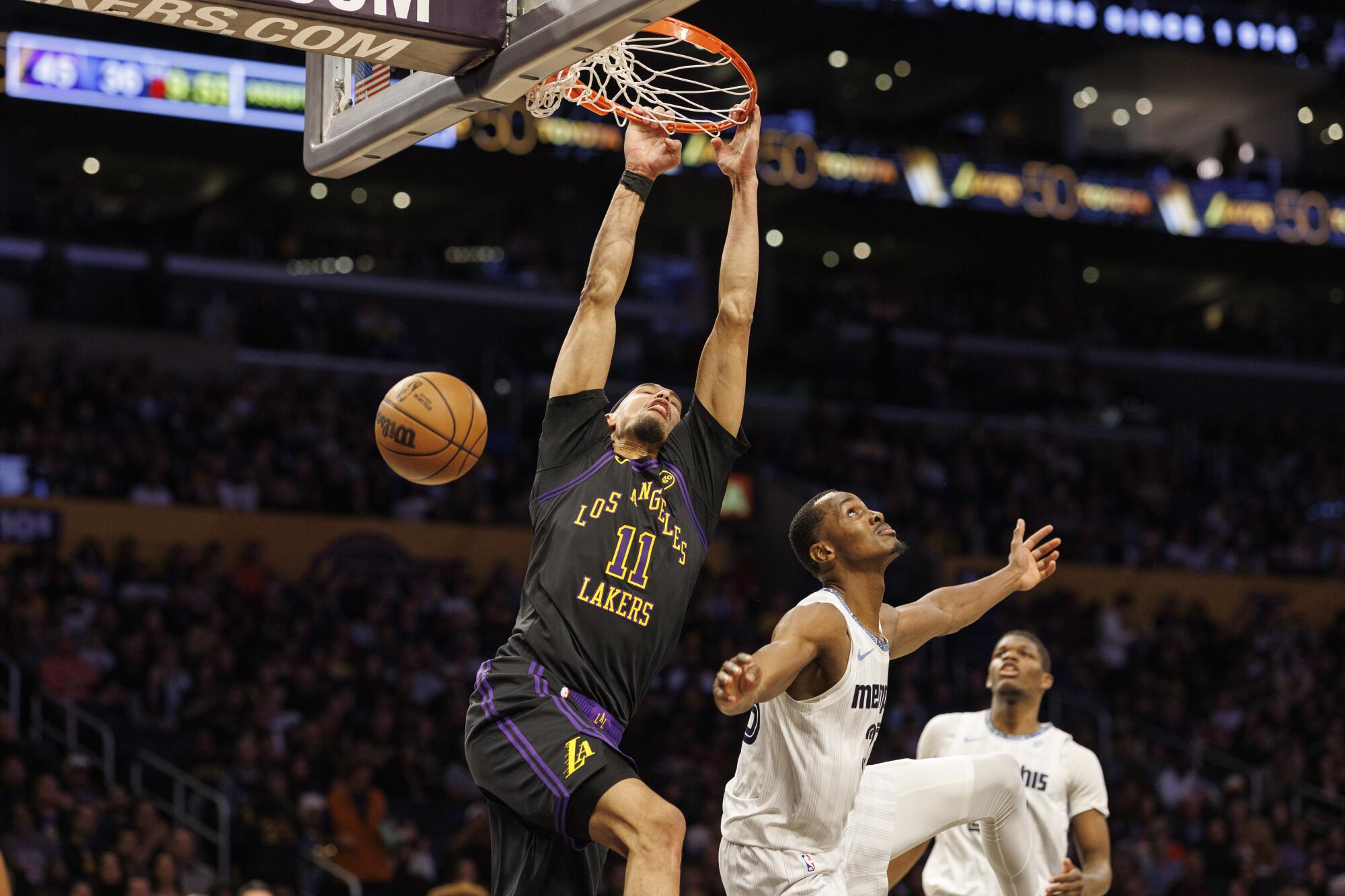 লুকা ডনসিক এবং লেব্রন জেমস গ্রিজলিজের বিপক্ষে লেকার্সের দেরিতে জয়ে সহায়তা করে লুকা ডনসিক এবং লেব্রন জেমস গ্রিজলিজের বিপক্ষে লেকার্সের দেরিতে জয়ে সহায়তা করে