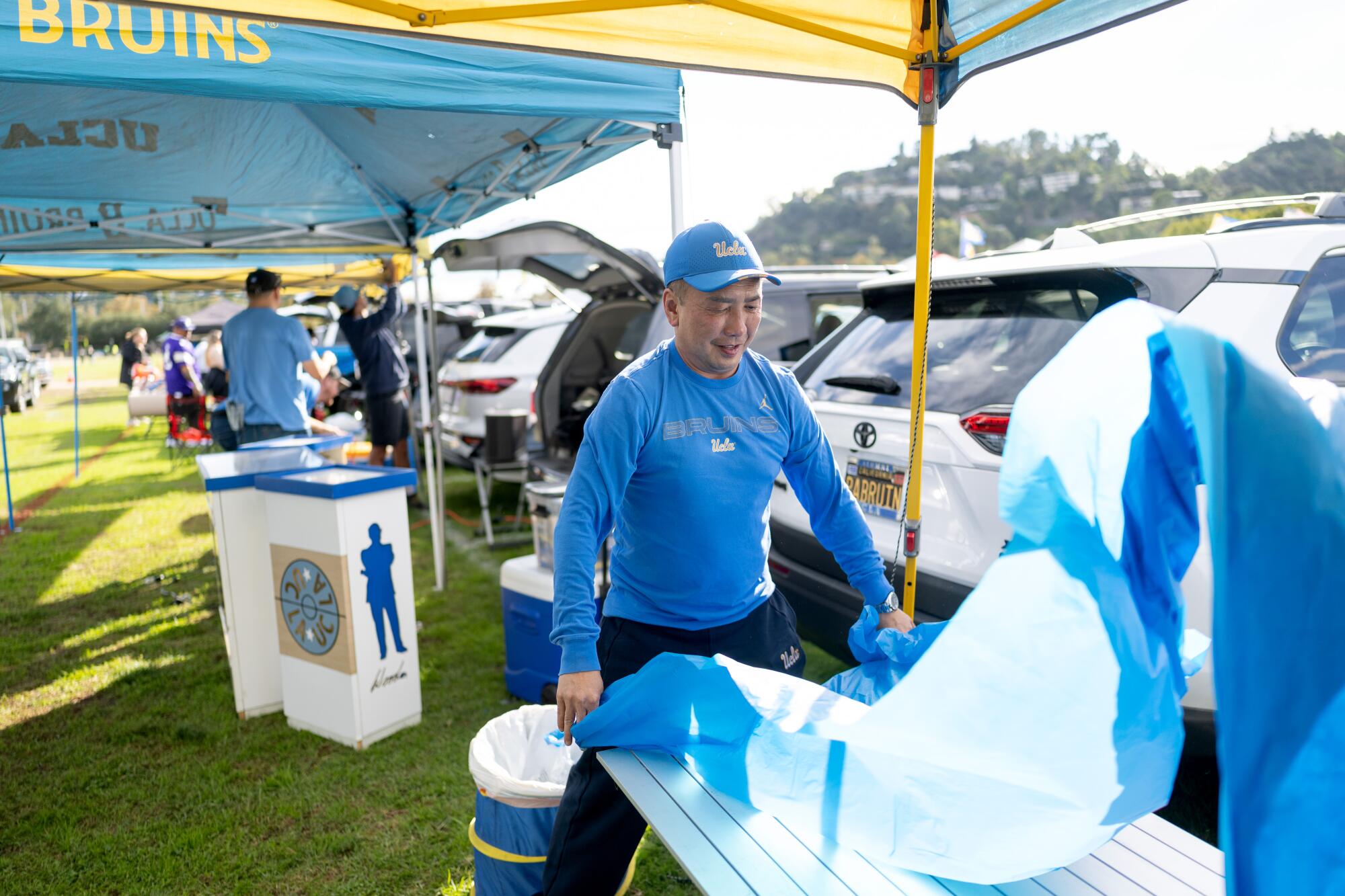 UCLA followers tailgating at Rose Bowl apprehensive about doable transfer to SoFi Stadium 1 UCLA fan Nathan Nguyen sets up while tailgating outside the Rose Bowl on Saturday.