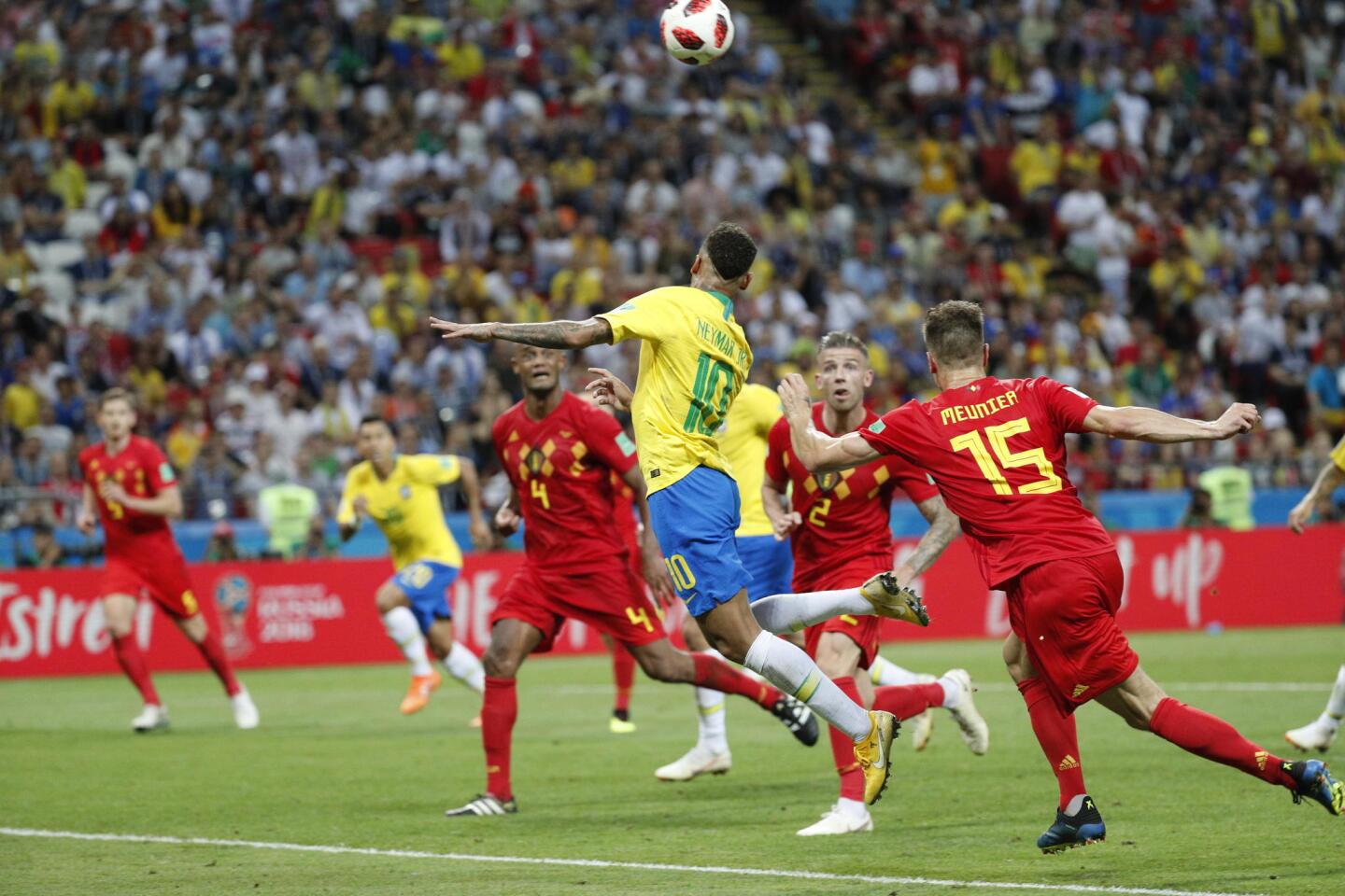 Kazan (Russian Federation), 06/07/2018.- Neymar of Brazil (C) and Thomas Meunier of Belgium (R) in action during the FIFA World Cup 2018 quarter final soccer match between Brazil and Belgium in Kazan, Russia, 06 July 2018. (RESTRICTIONS APPLY: Editorial Use Only, not used in association with any commercial entity - Images must not be used in any form of alert service or push service of any kind including via mobile alert services, downloads to mobile devices or MMS messaging - Images must appear as still images and must not emulate match action video footage - No alteration is made to, and no text or image is superimposed over, any published image which: (a) intentionally obscures or removes a sponsor identification image; or (b) adds or overlays the commercial identification of any third party which is not officially associated with the FIFA World Cup) (Mundial de Fútbol, Bélgica, Brasil, Rusia) EFE/EPA/SERGEY DOLZHENKO EDITORIAL USE ONLY ** Usable by HOY and SD Only **