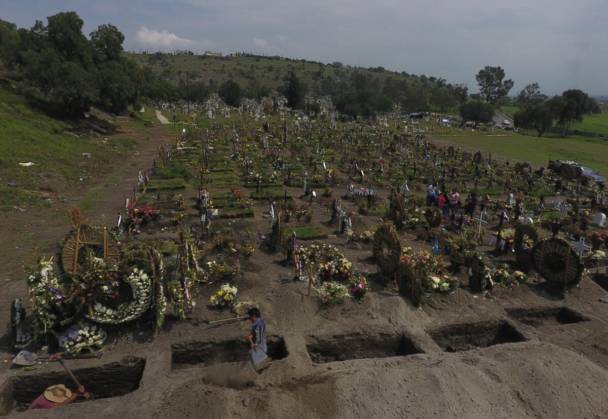 Trabajadores excavan nuevas tumbas