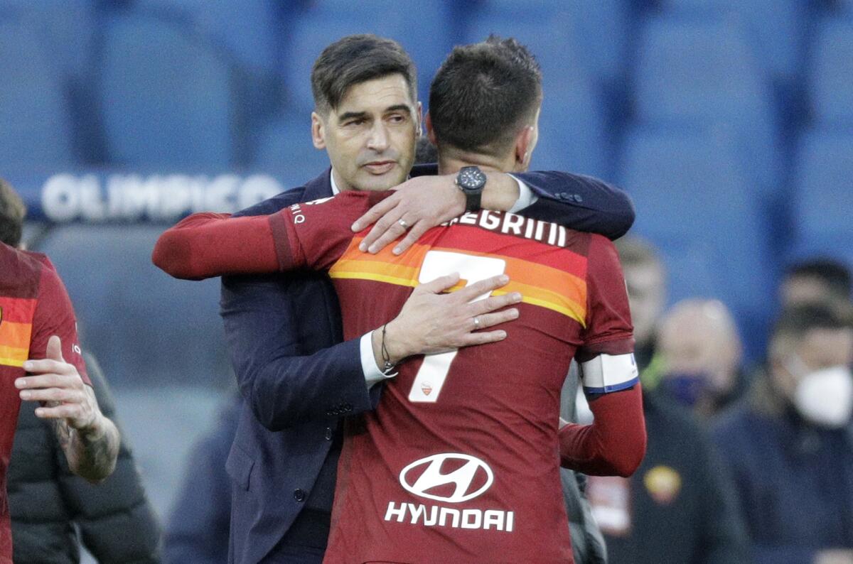 El técnico de la Roma, Paulo Fonseca, abraza a Federico Pellegrini al final del partido 