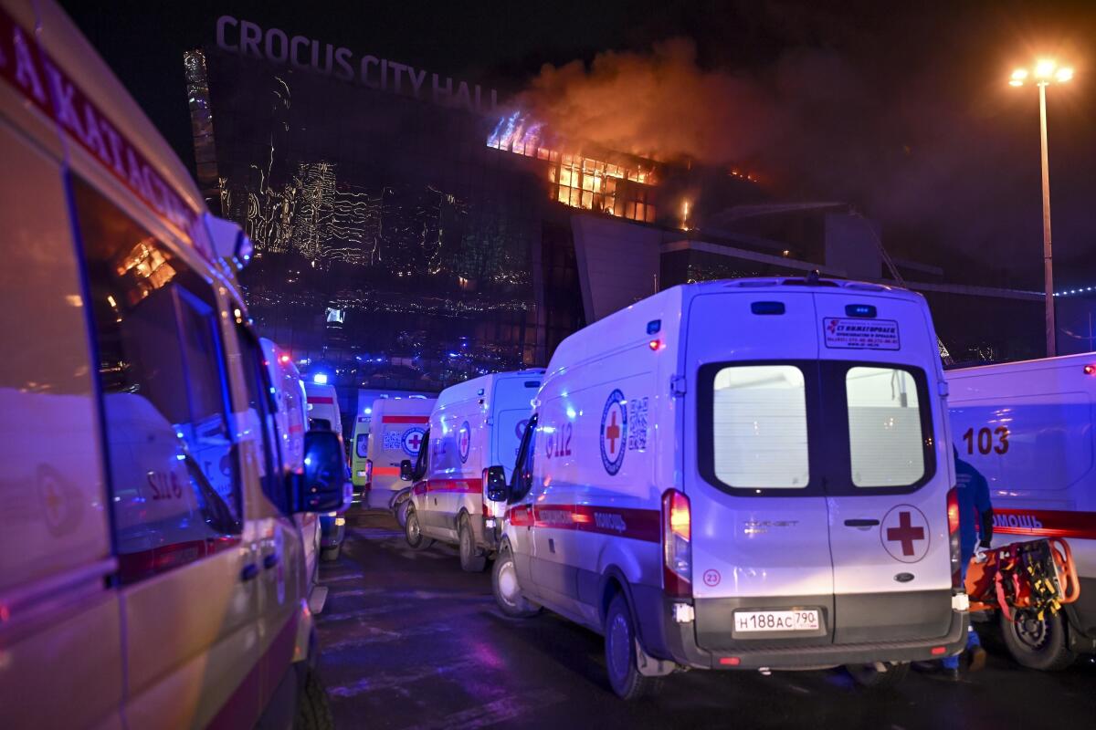 Ambulancias esperan junto al Crocus City Hall, en llamas, en el extremo occidental de Moscú, Rusia