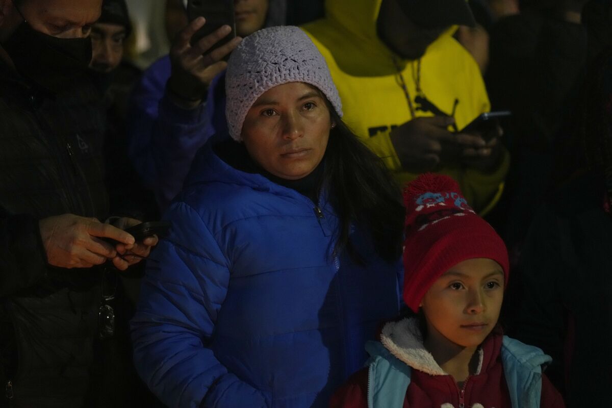Migrantes en una vigilia por las víctimas de un incendio en un centro de detención de migrantes.
