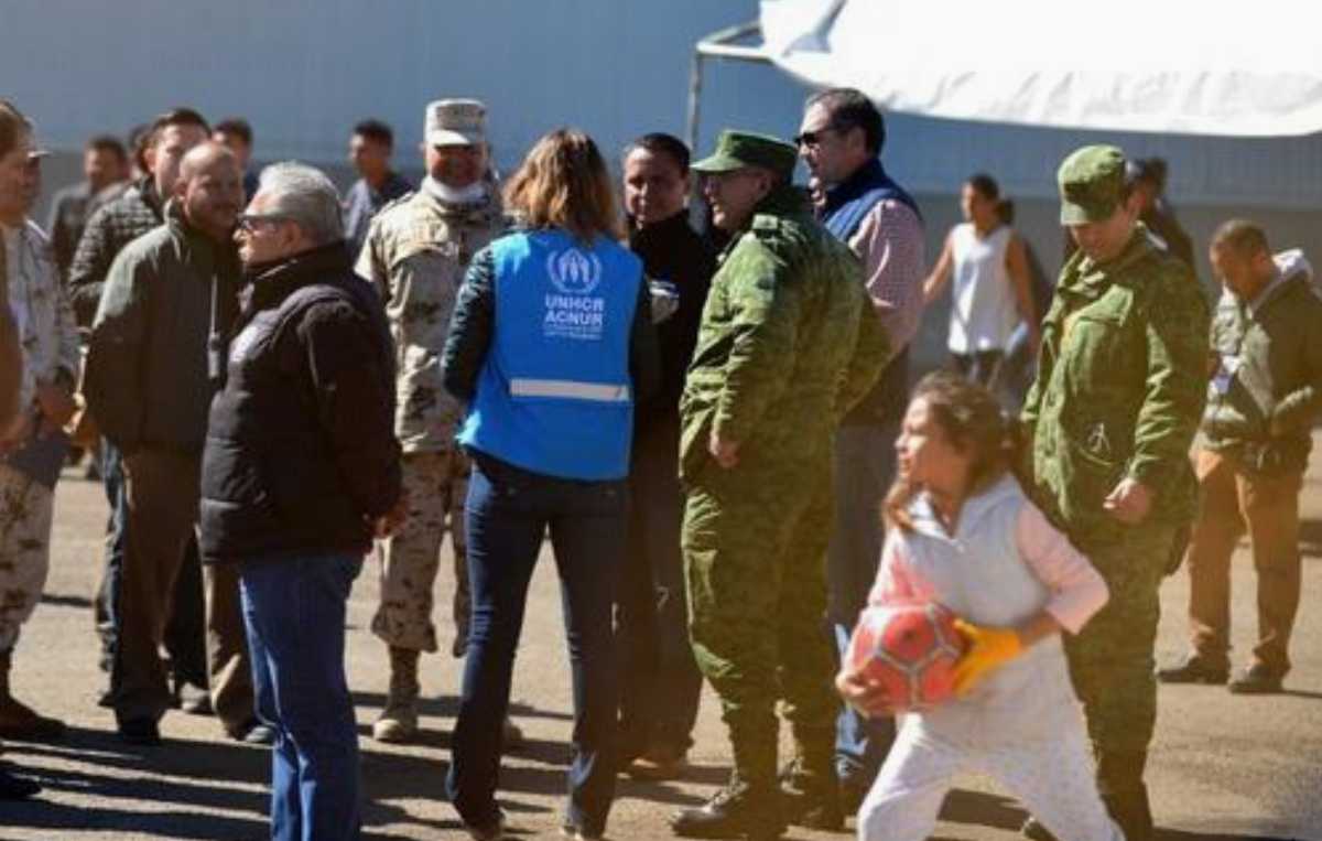 Una representante de la Agencia de la ONU para los Refugiados ACNUR, conversa el 12 de febrero de 2019 con representantes civiles y militares en el interior de un albergue temporal en Piedras Negras. Unos 1.700 migrantes buscan regularizar su estancia en México con una visa por razones humanitarias desde el municipio de Piedras Negras, en la frontera con Estados Unidos, como paso previo a pisar terreno estadounidense. EFE/Miguel Sierra/Archivo