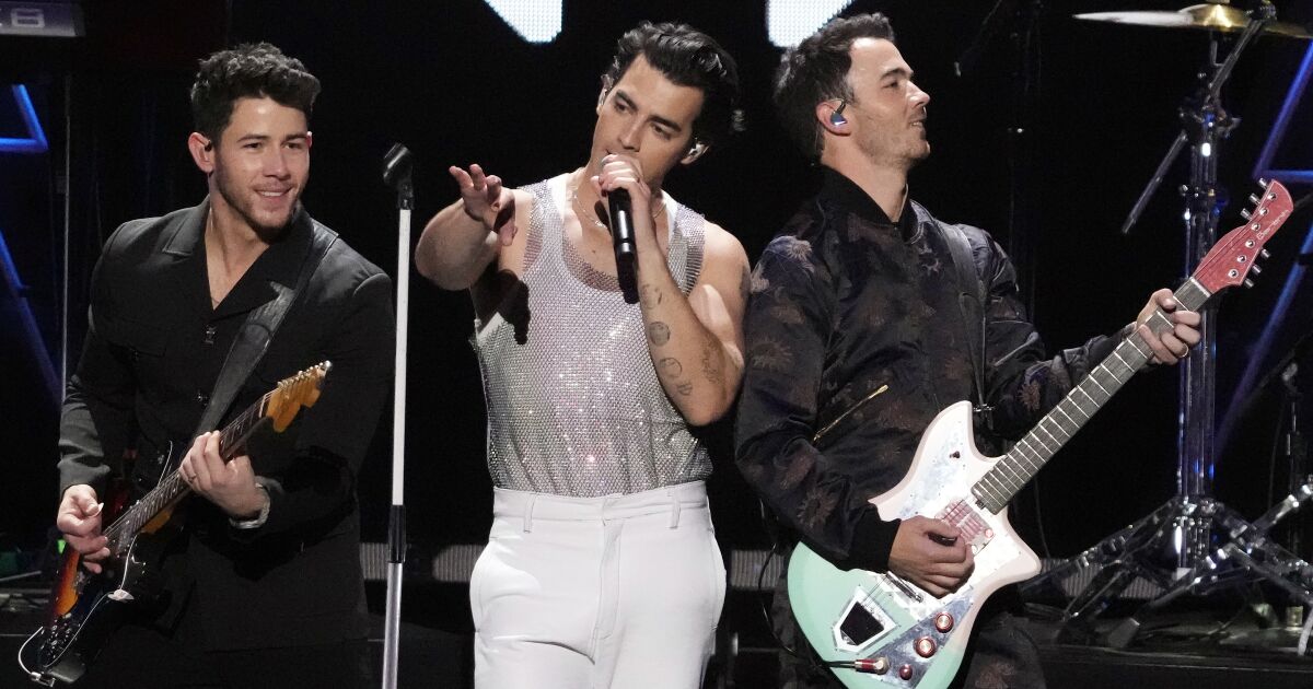 Jonas Brothers et Pitbull donnent des concerts gratuits à LA