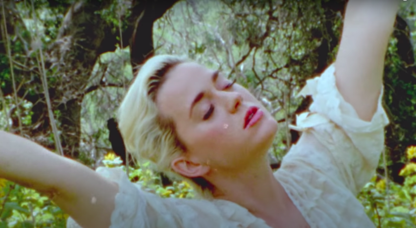 Daisies Music Video Pregnant Katy Perry Makes A Splash Los