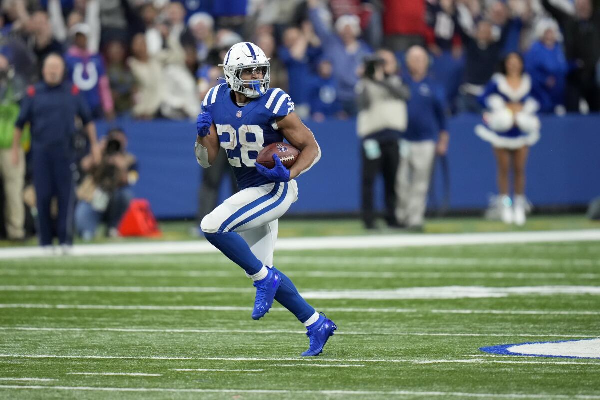 The Colts' Jonathan Taylor (28) runs for a 67-yard touchdown with 2:01 left Dec. 18, 2021.