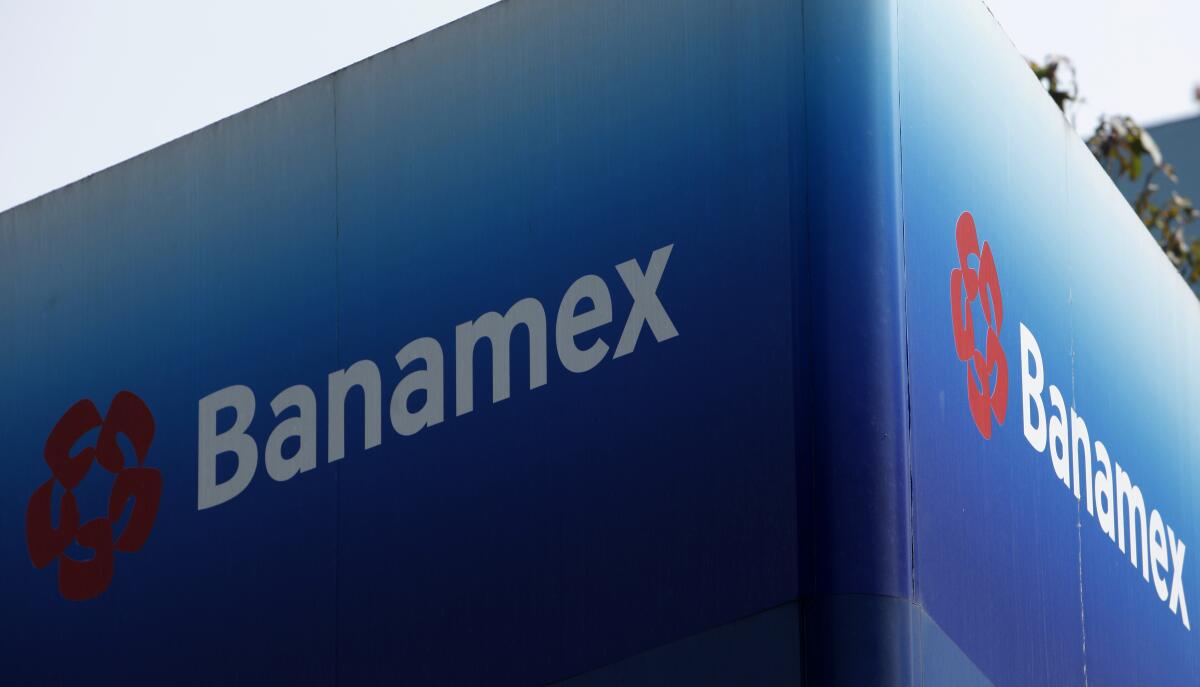 ARCHIVO - Un letrero del banco Banamex se encuentra frente a la sede del banco en la Ciudad de México