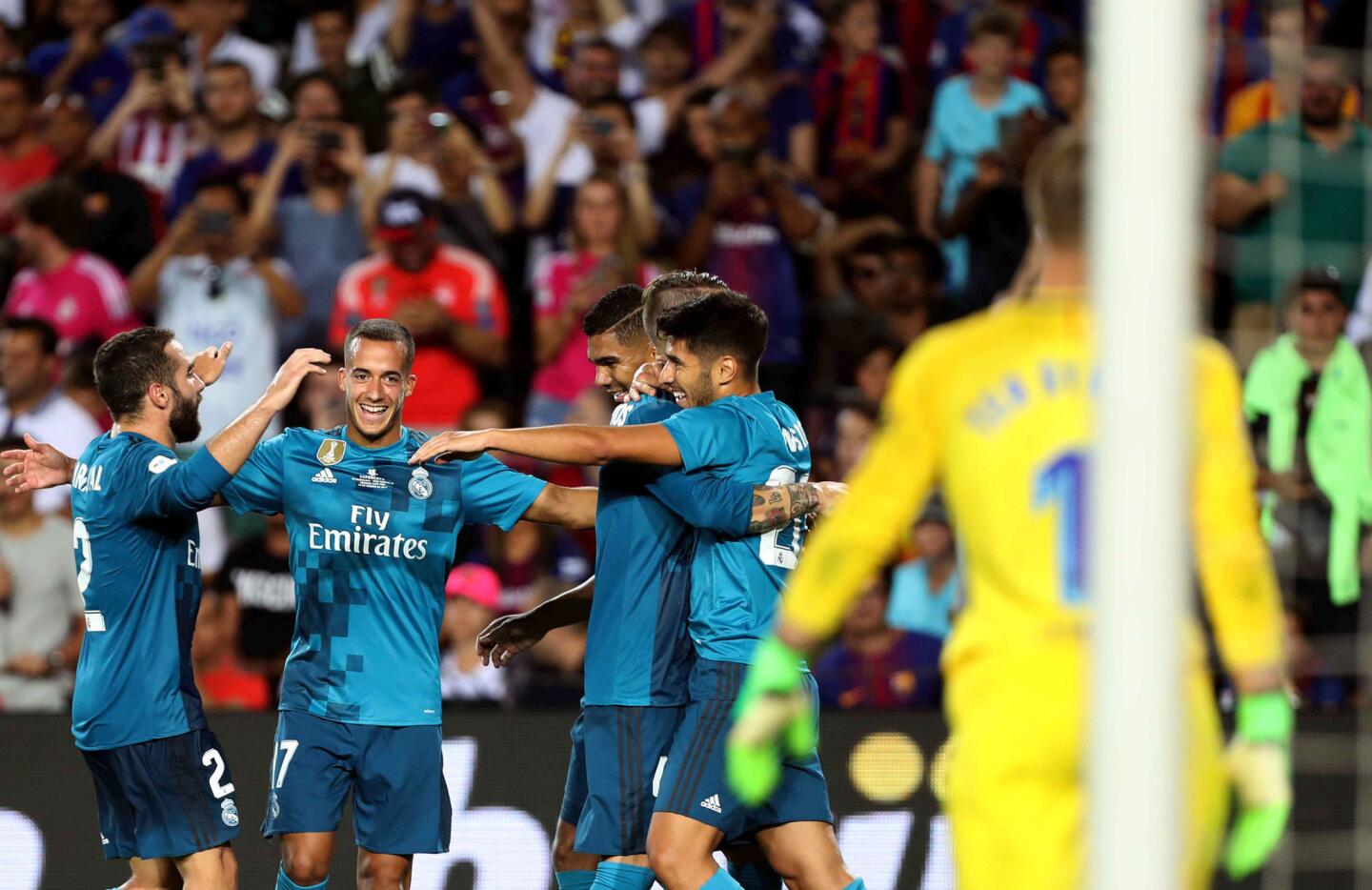 El jugador del Real Madrid Marco Asensio (2d) celebra con sus compañeros su gol marcado ante el Barcelona, el tercero del conjunto blanco. EFE