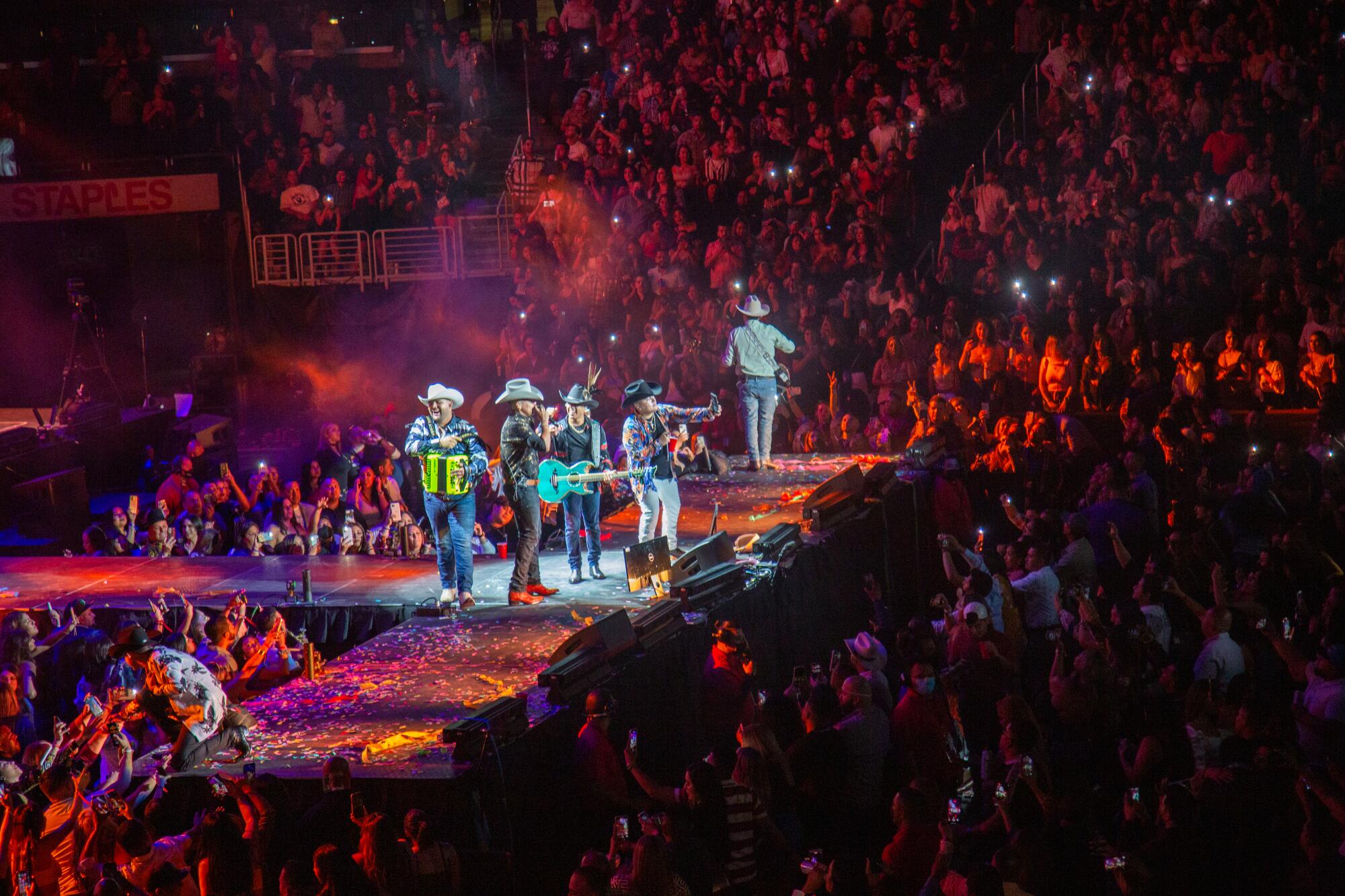 Los 7 conciertos de Grupo Firme en el Staples Center marcaron un récord en el Staples