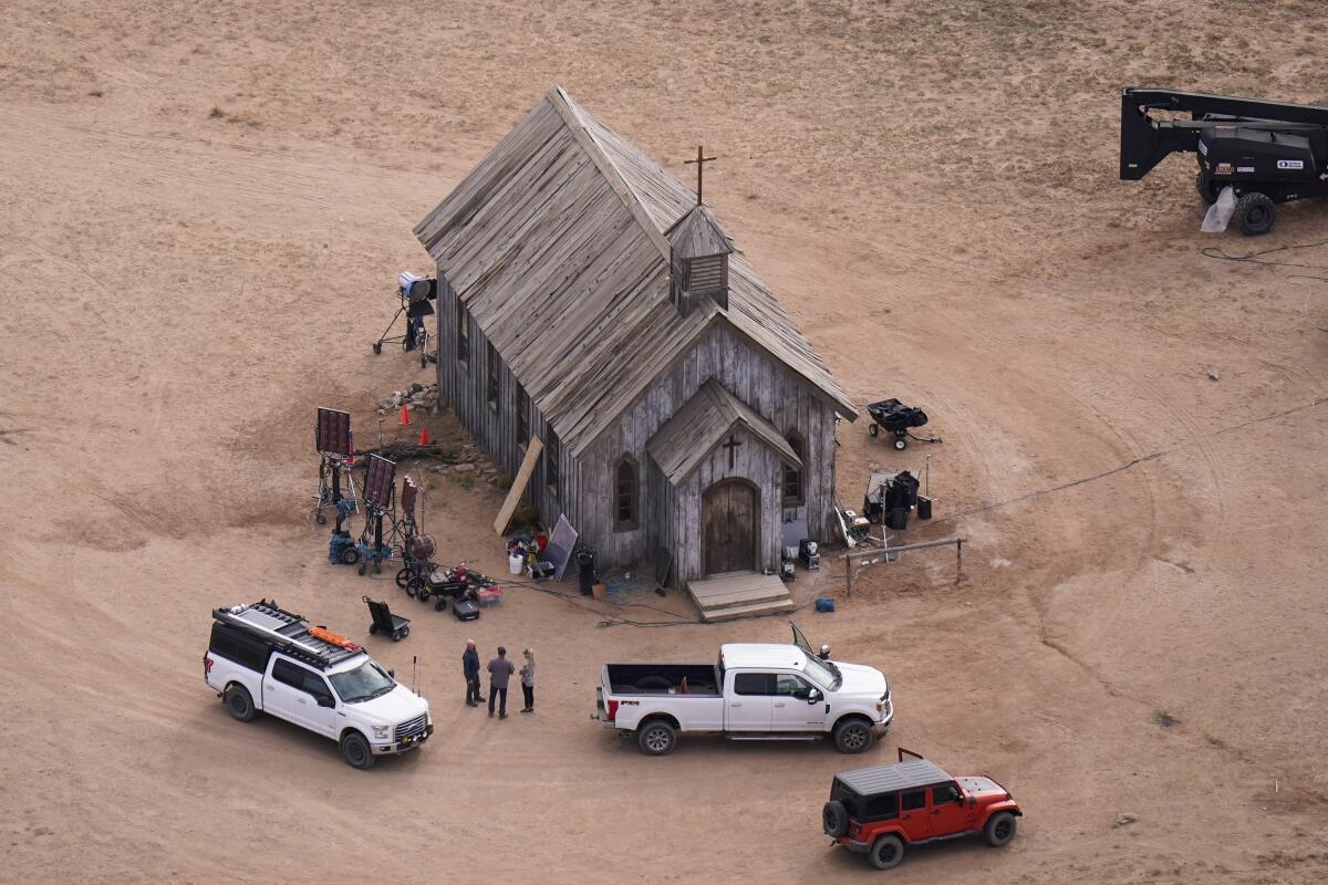 ARCHIVO - Esta fotografía aérea muestra el set de filmación de "Rust", en Bonanza Creek Ranch