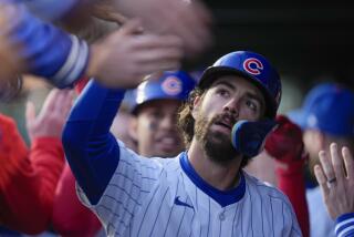 Dansby Swanson, de los Cachorros de Chicago, recibe felicitaciones en la cueva luego de conectar un jonrón en el juego del miércoles 24 de abril de 2024, ante los Astros de Houston (AP Foto/Erin Hooley)