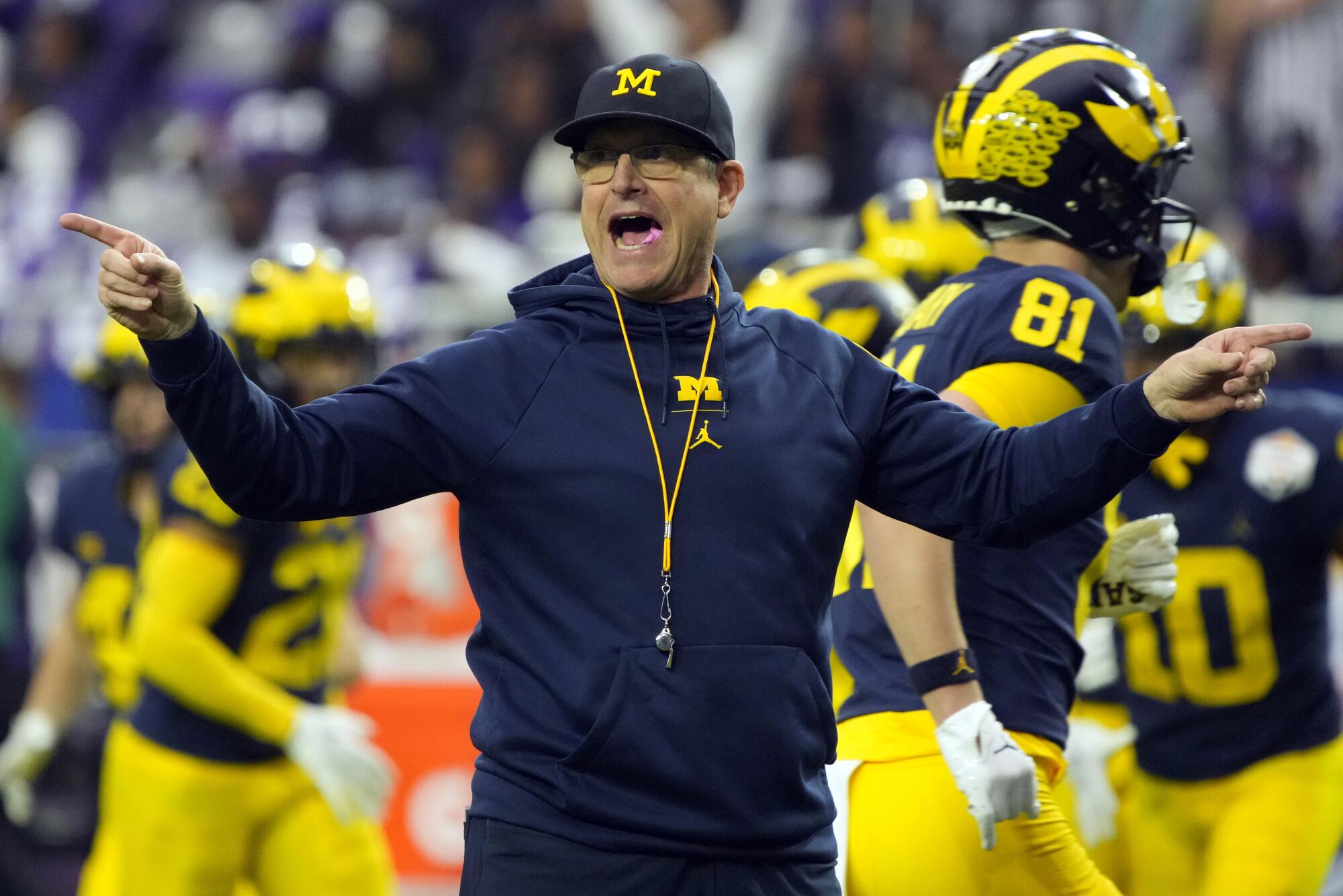 31 décembre : l'entraîneur du Michigan Jim Harbaugh fait des gestes lors du Fiesta Bowl contre le TCU lors des éliminatoires du football universitaire.