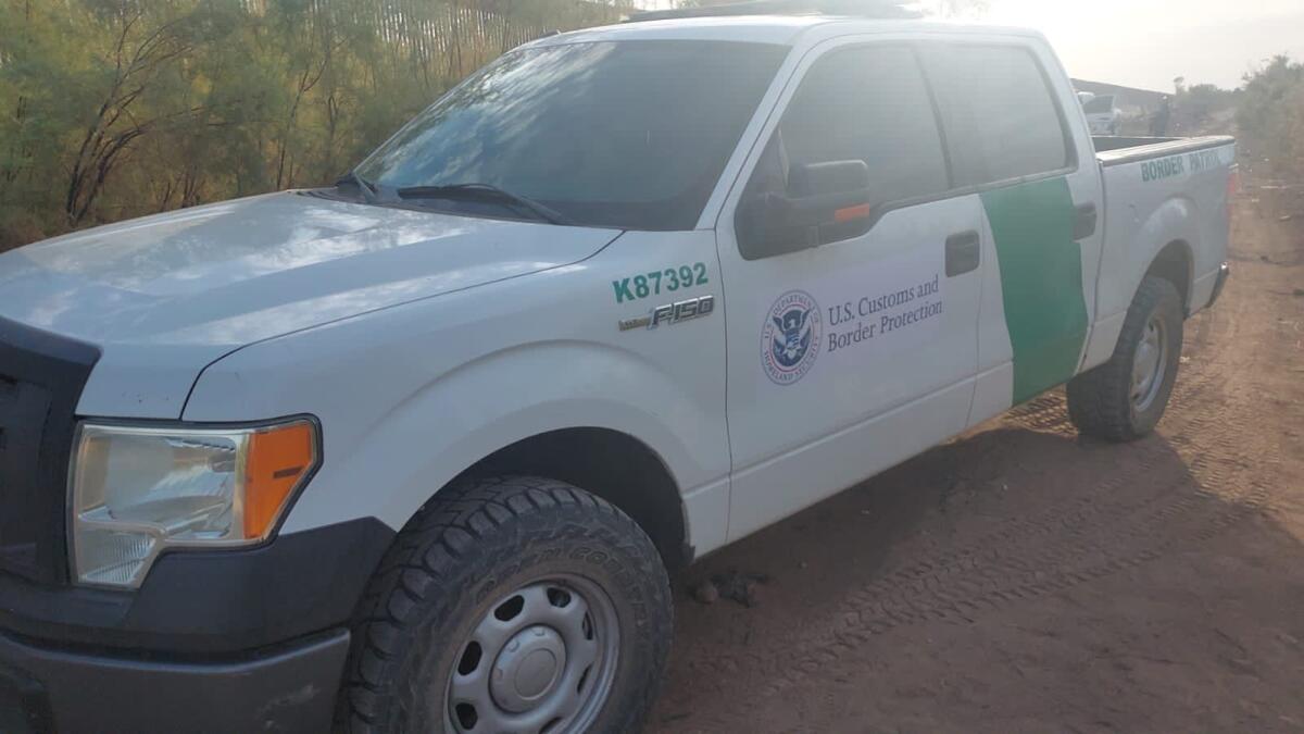 Camioneta localizada en Mexicali con logos de la Oficina de Aduanas y Protección Fronteriza