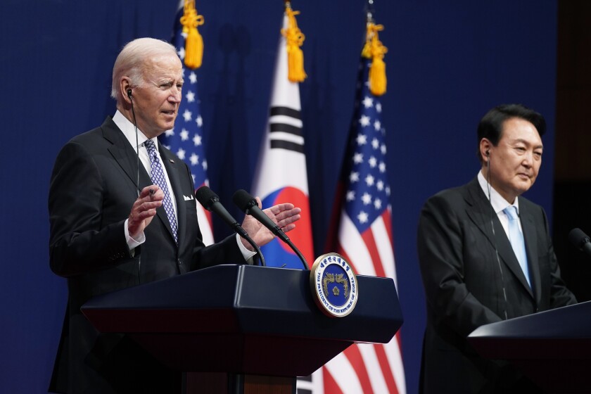 Los presidentes de Estados Unidos Joe Biden (izquierda) y de Corea del Sur Yoon Suk Yeol 