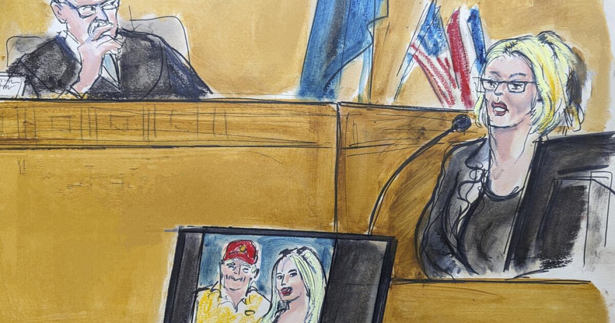 L’actrice porno Stormy Daniels décrit sa rencontre avec Trump au tribunal