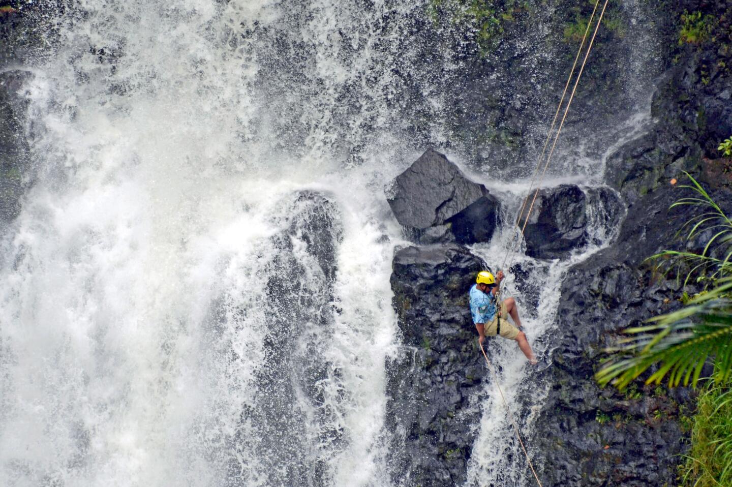 Un veterano militar desciende por las cataratas de Kulaniapia, en la propiedad del Inn at Kulaniapia, a unos cinco kilómetros de Hilo, en la isla de Hawái.