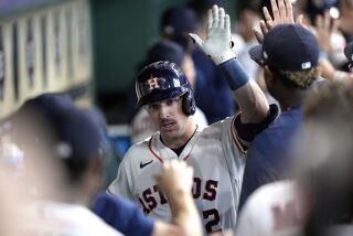 Alex Bregman, de los Astros de Houston, festeja en la cueva luego de conseguir un grand slam en el juego del sábado 3 de junio de 2023, ante los Angelinos de Los Ángeles (AP Foto/David J. Phillip)