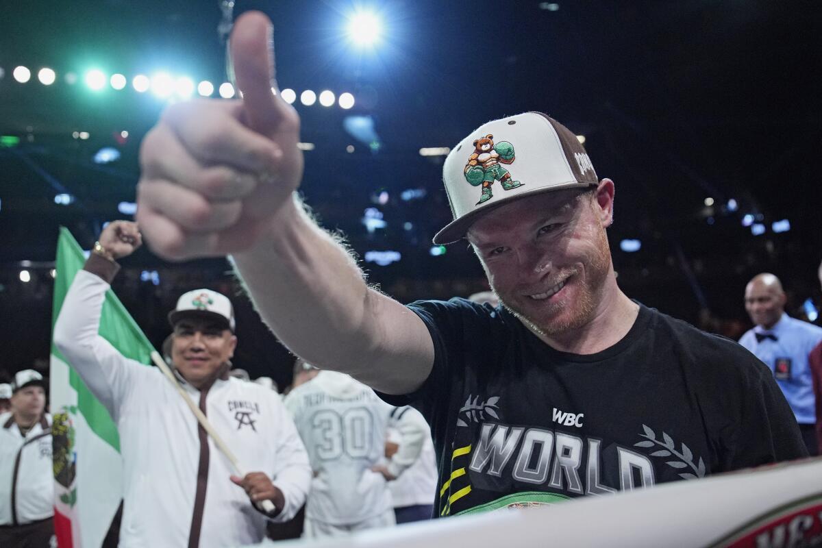 ARCHIVO - El mexicano Saúl "Canelo" Álvarez celebra tras derrotar