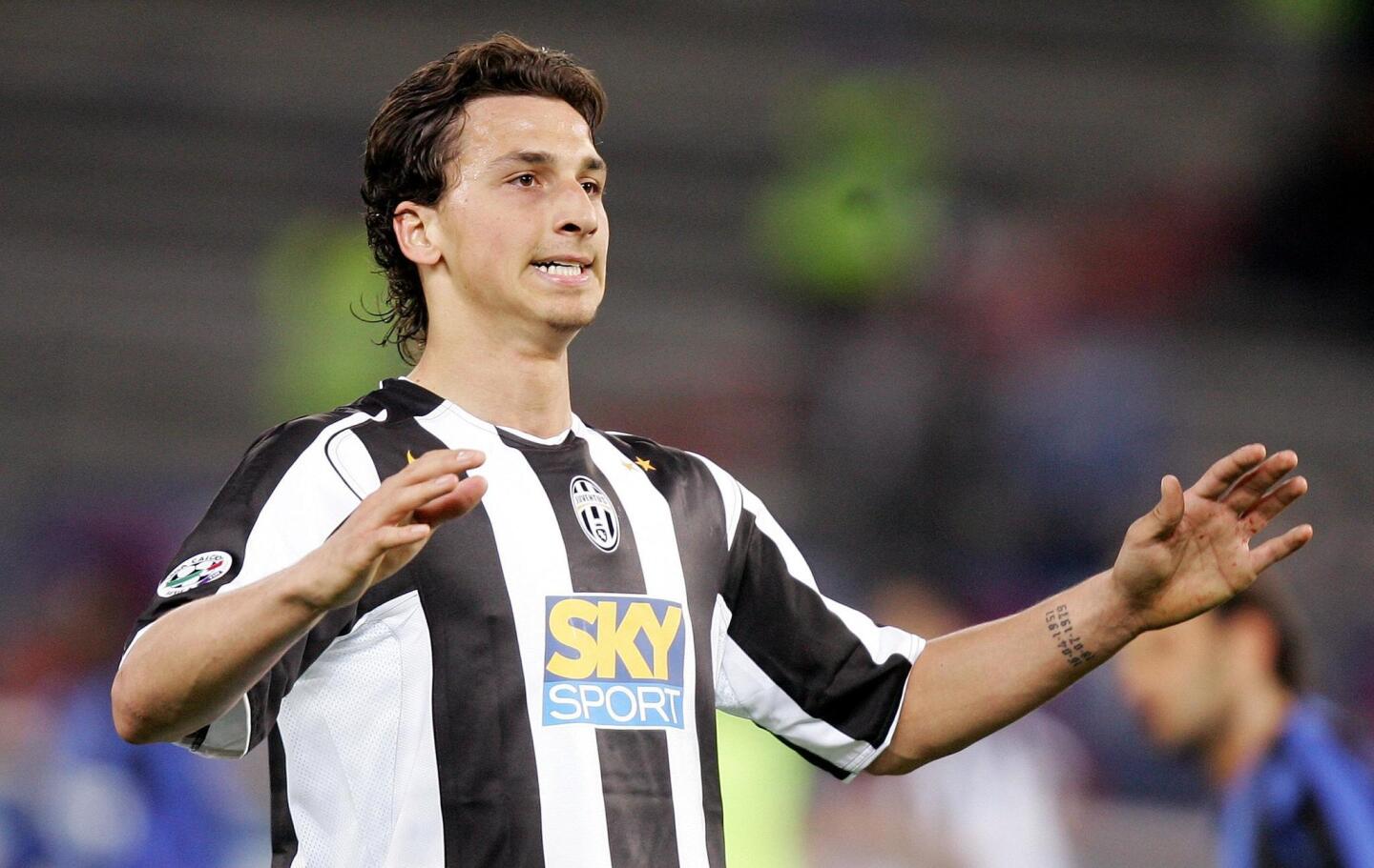 Ibrahimovic fue vendido a la Juventus en 2004. Anotó 23 goles y su estilo de juego llamó la atención a otros clubes importantes. Se perdió partidos claves con la Vecchia Signora, algo que no le gustó mucho a su seguidores y que le echaron en cara hasta su salida en 2006.