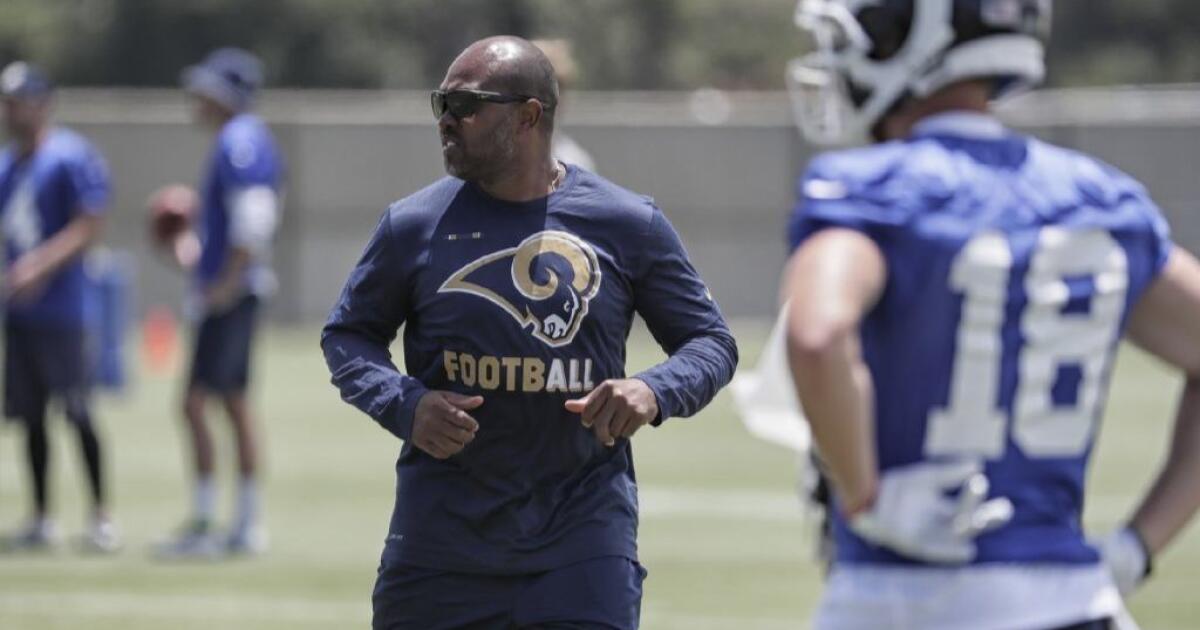 Torry Holt tries his hand at coaching with the Rams during organized team  activities - Los Angeles Times