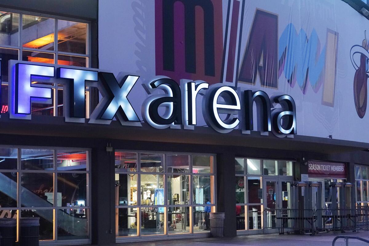 El letrero iluminado de la FTX Arena, casa del Heat de Miami de la NBA, el 12 de noviembre de 2022, en Miami. 